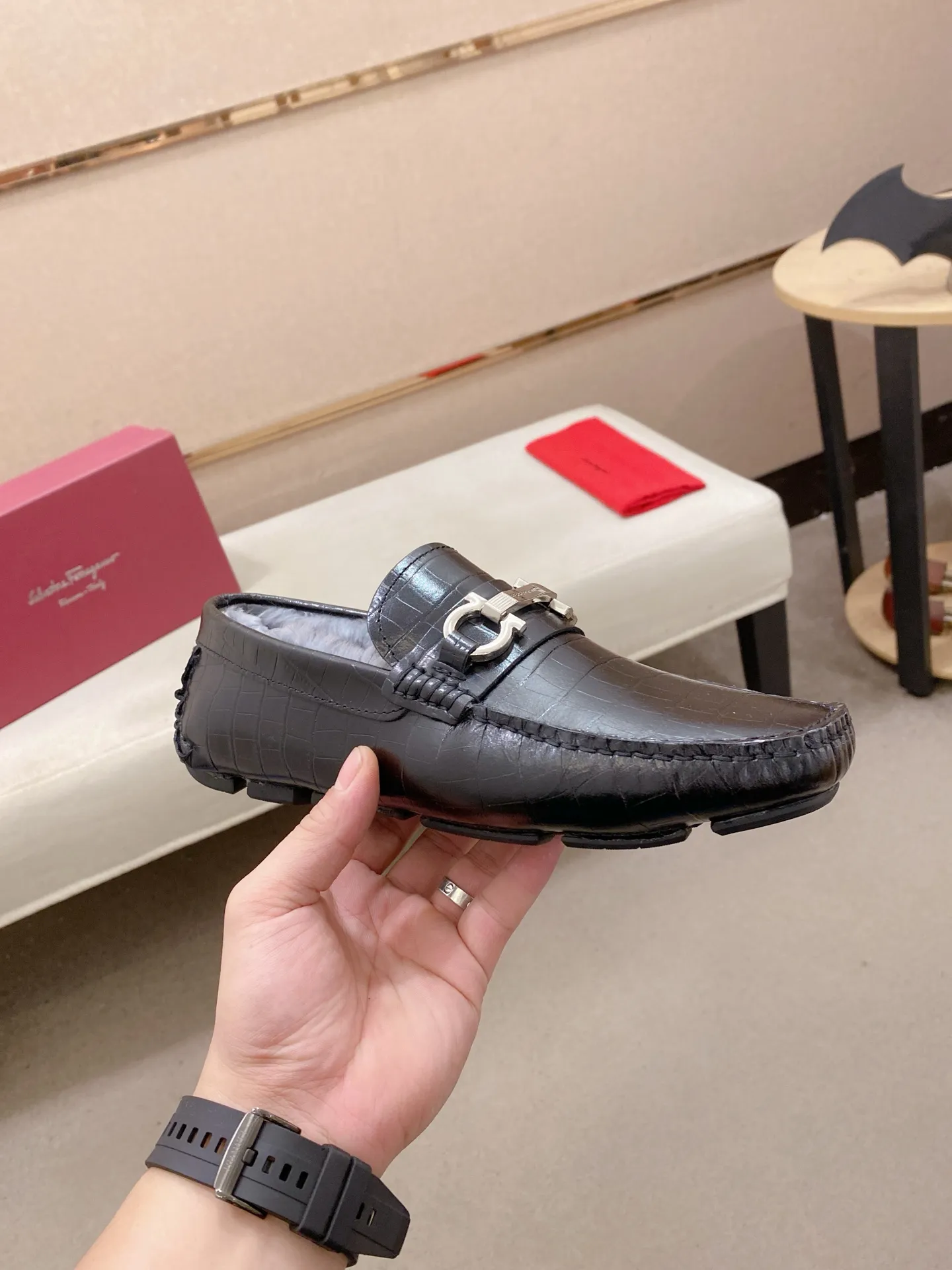 Factory price: 540💰High-end quality! Ferragamo🆕🆕Exclusive hot-selling products in stock🔥🔥New products on the shelves, high-quality Ferragamo men's pea shoes, high-end casual driving shoes, with complete packaging! 💪 💪 Material: imported first-layer cowhide 🐂 + imported high-quality wool lining + wear-resistant outsole 👍🏻👍🏻 Features: high-end and comfortable, purely handmade 🚀 🚀 Create the perfect shoes that suit you best 🔥 🔥 Size: (38-44) 45 standard size can be customized!